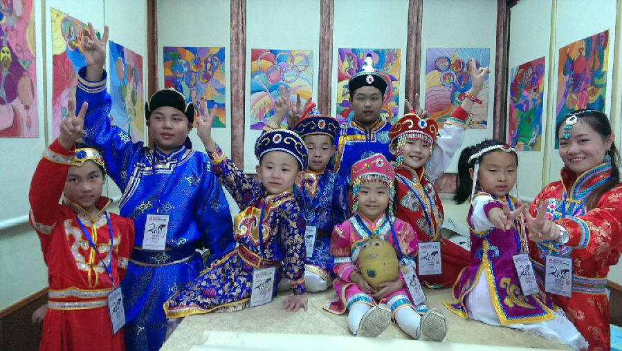 臧金龙的弟子在画展现场欣然合影留念.jpg